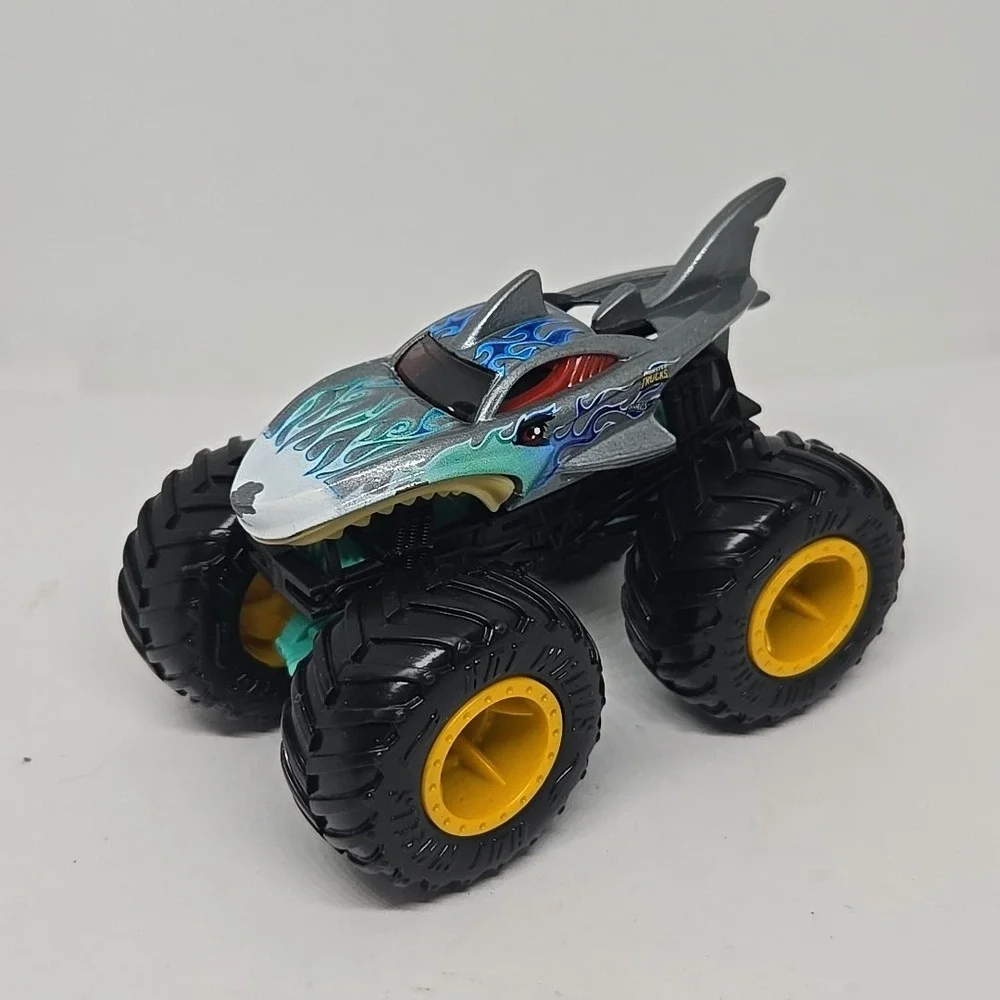 Hot Wheels Shark Wreak‎ Monster Trucks 1:64